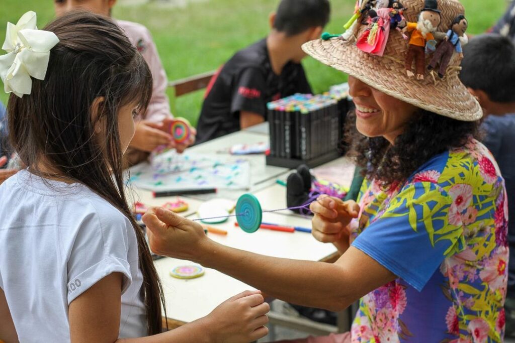 Artesanos promueven identidad nacional durante jornada cultural en Caracas
